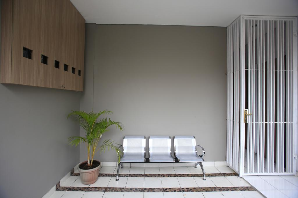 Reddoorz @ Karet Pedurenan 2 Джакарта Екстериор снимка