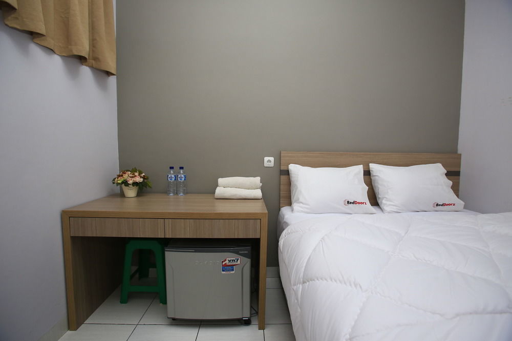 Reddoorz @ Karet Pedurenan 2 Джакарта Екстериор снимка