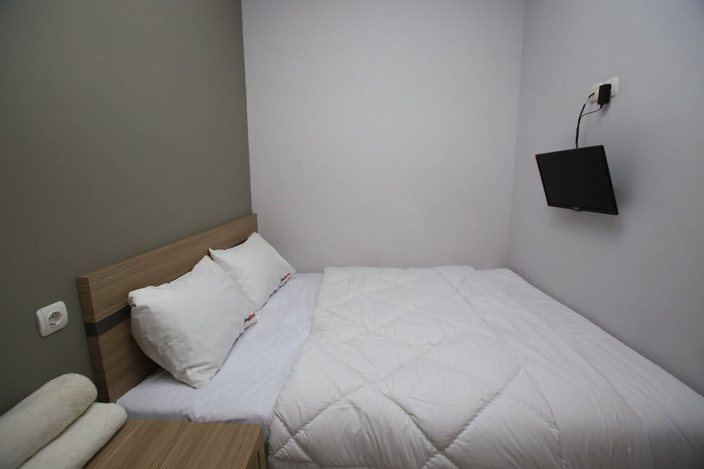 Reddoorz @ Karet Pedurenan 2 Джакарта Екстериор снимка