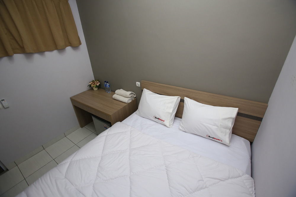 Reddoorz @ Karet Pedurenan 2 Джакарта Екстериор снимка